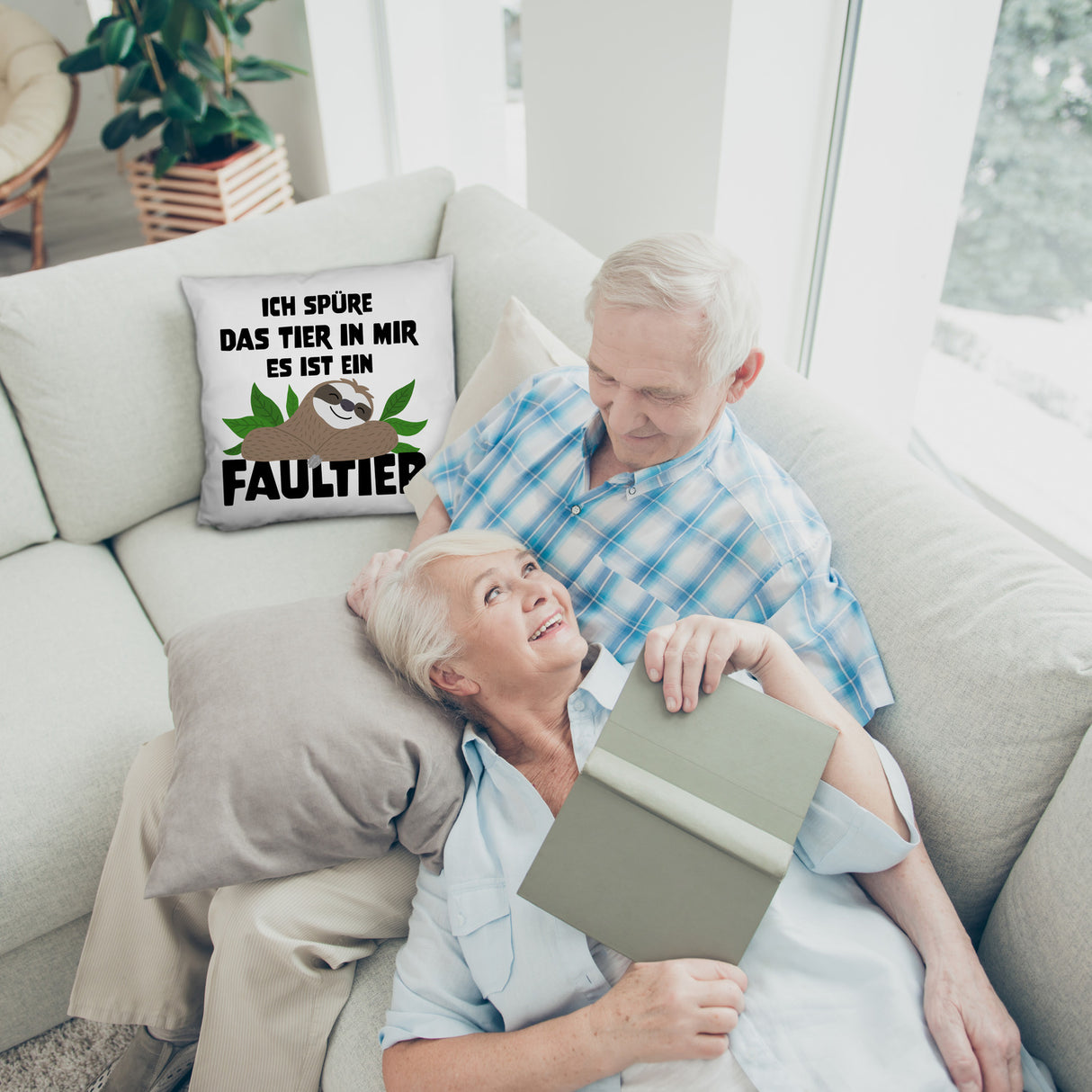 Faulheit Kissen mit Spruch Ich spüre das Tier in mir es ist ein Faultier