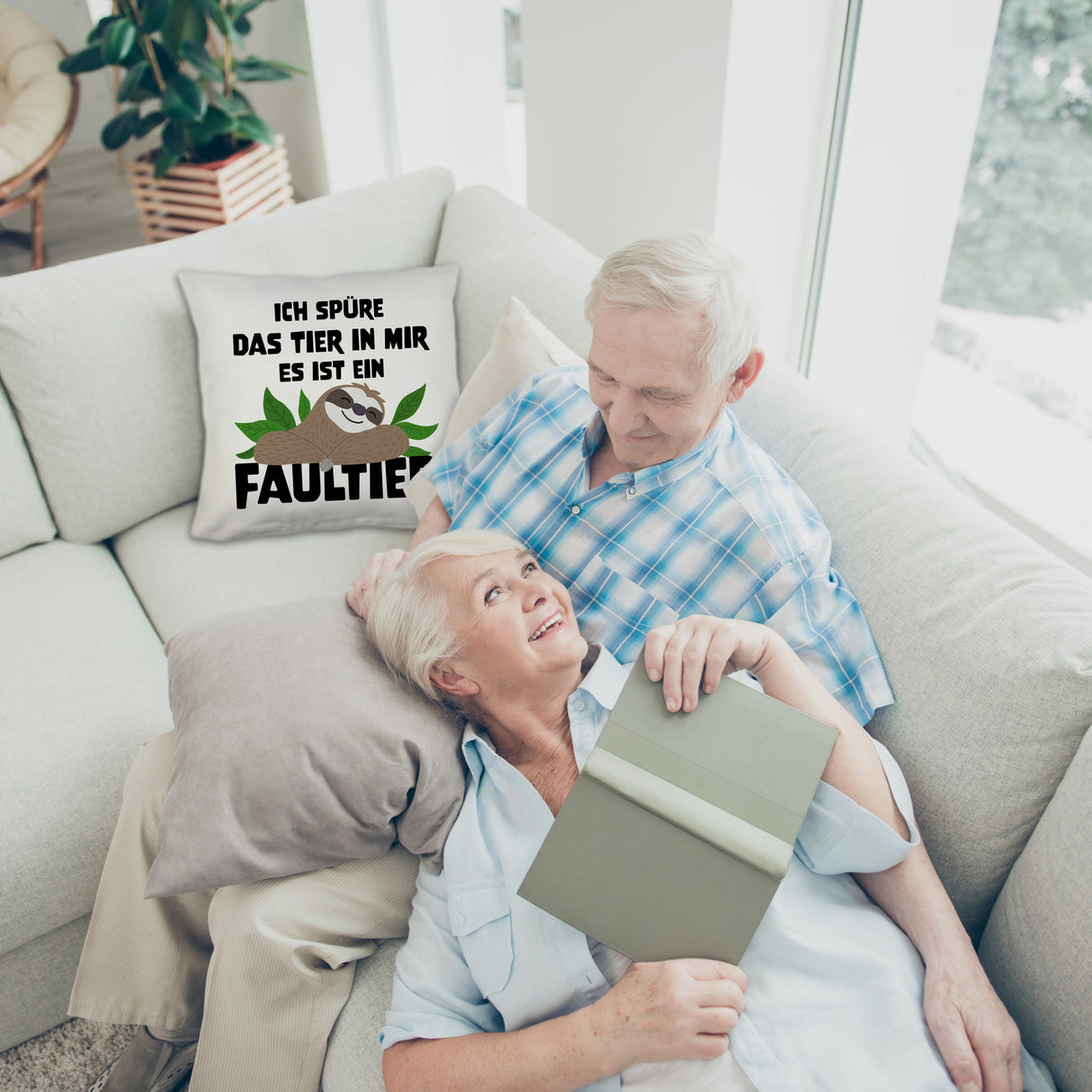 Faulheit Kissen mit Spruch Ich spüre das Tier in mir es ist ein Faultier
