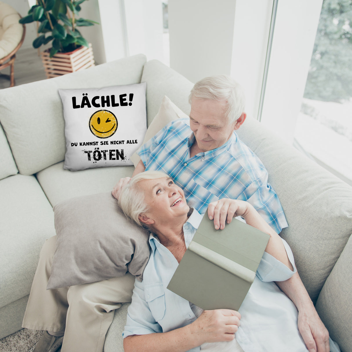 Emoticon Kissen mit Spruch - Lächle du kannst sie nicht alle töten