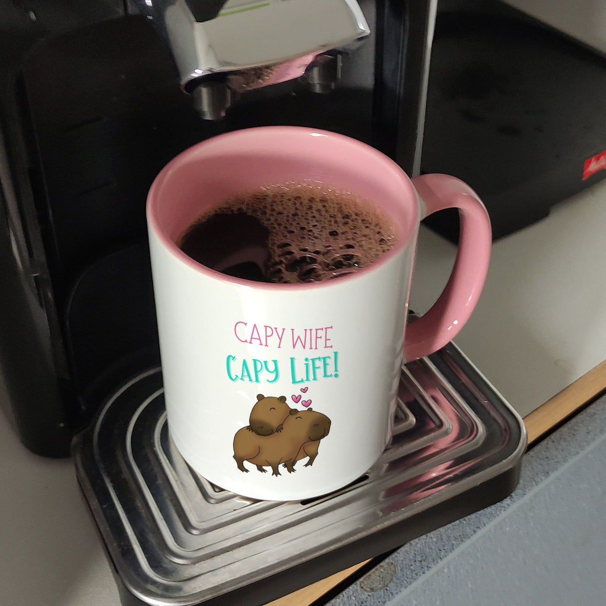 Capy wife capy life Kaffeebecher mit zwei verliebten Capybaras