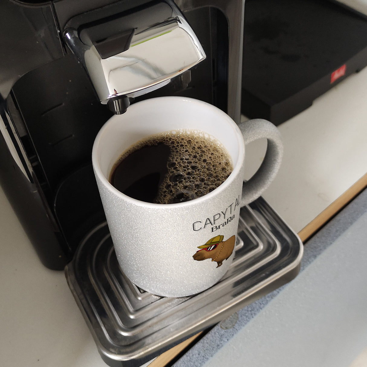 Capytal BraRa Kaffeebecher mit rappendem Capibara
