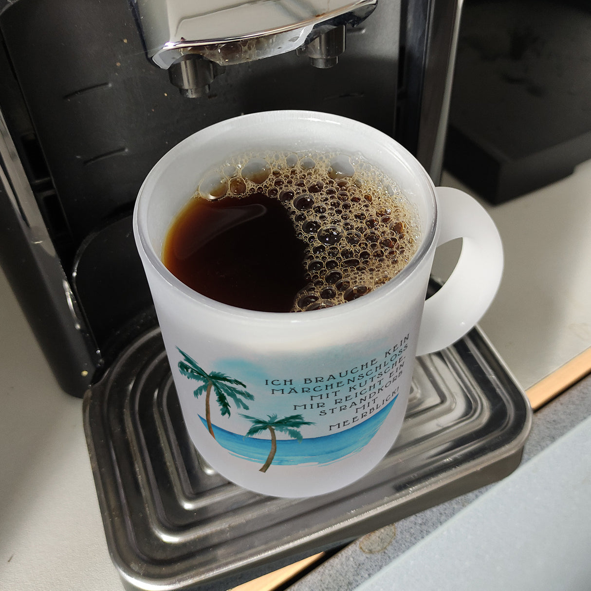 Strandkorb und Meerblick Kaffeebecher mit Spruch