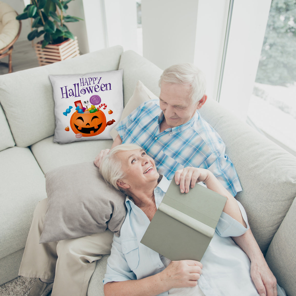 Happy Halloween Kissen mit Kürbis voller Süßigkeiten