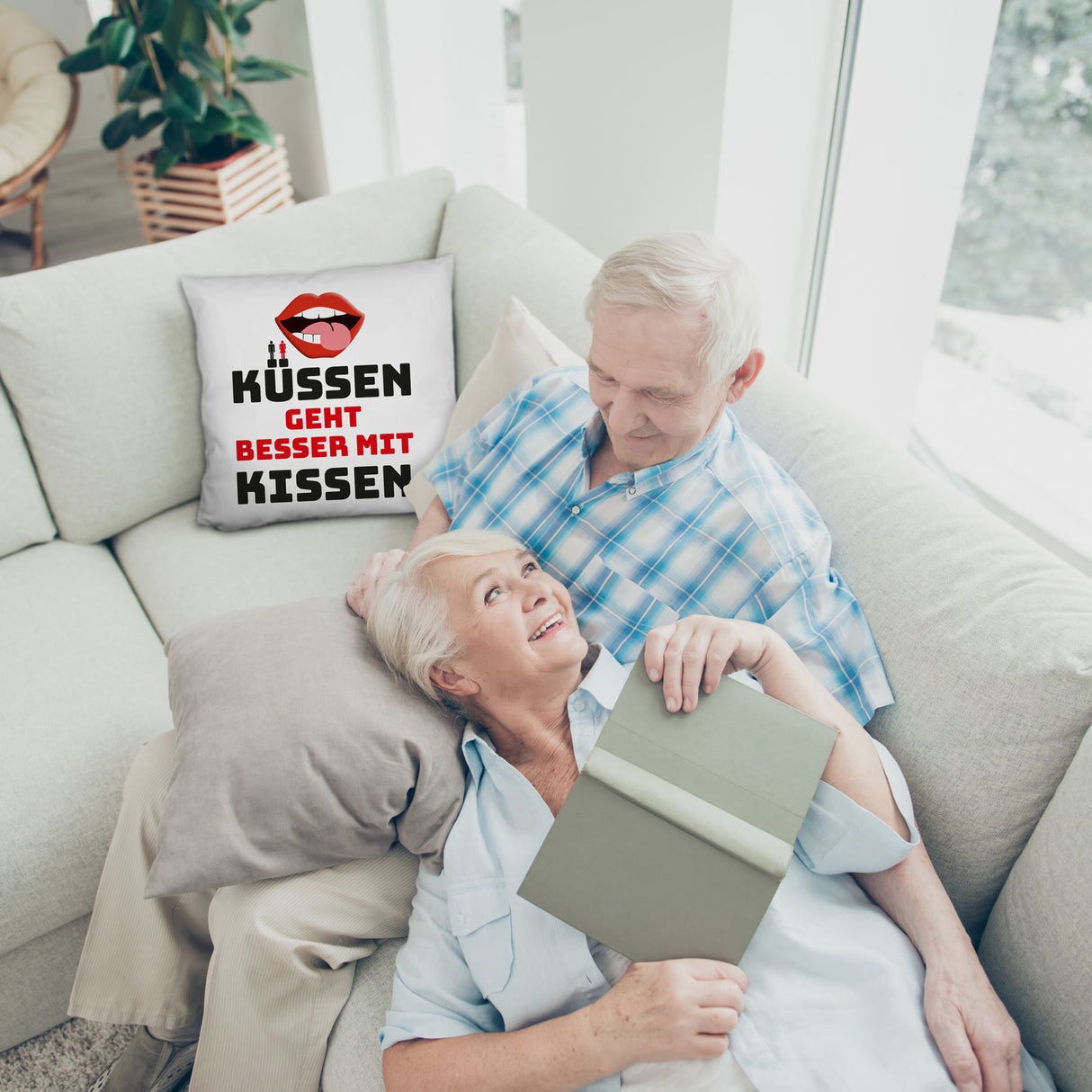 Romantisches Kissen mit Spruch Küssen geht besser mit Kissen