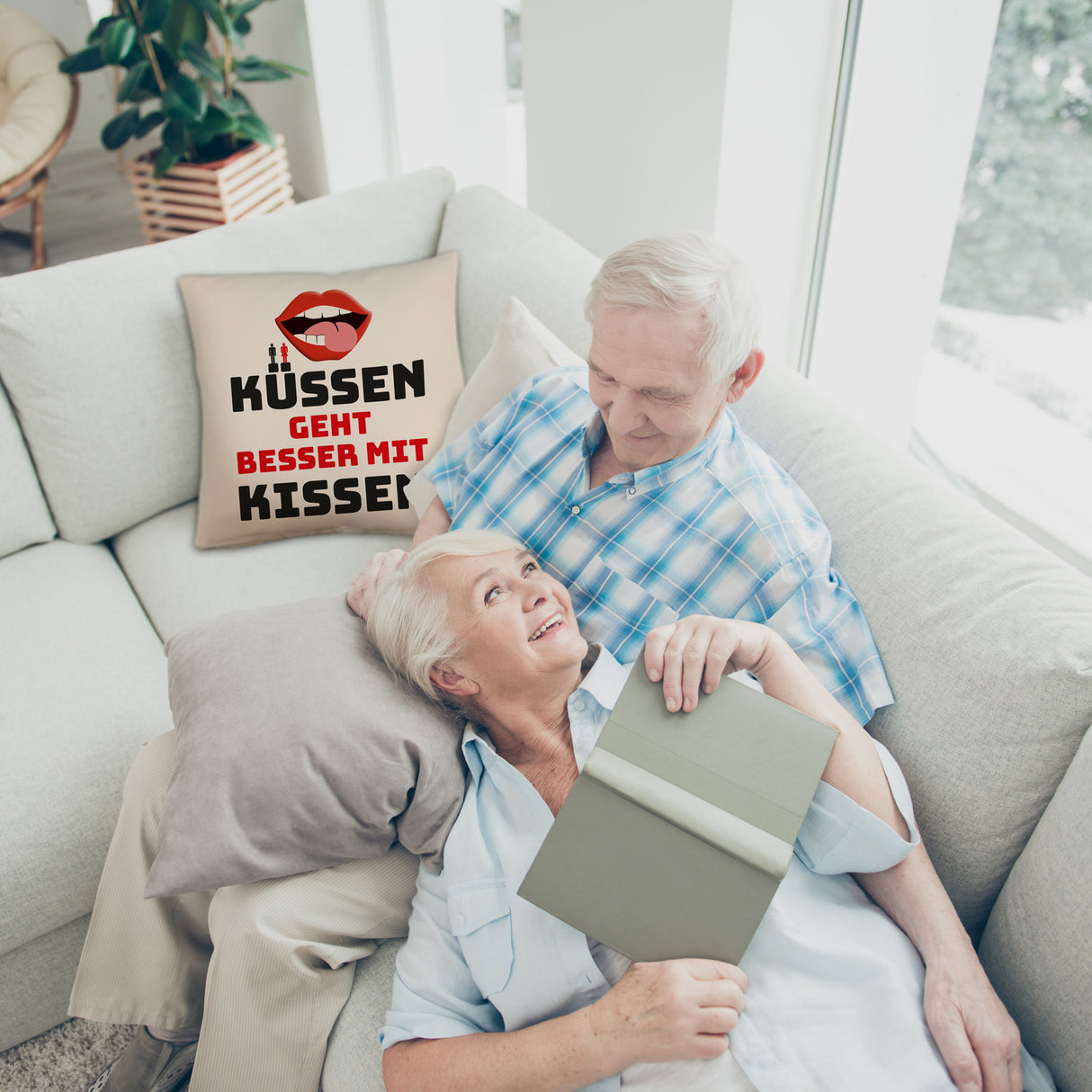 Romantisches Kissen mit Spruch Küssen geht besser mit Kissen