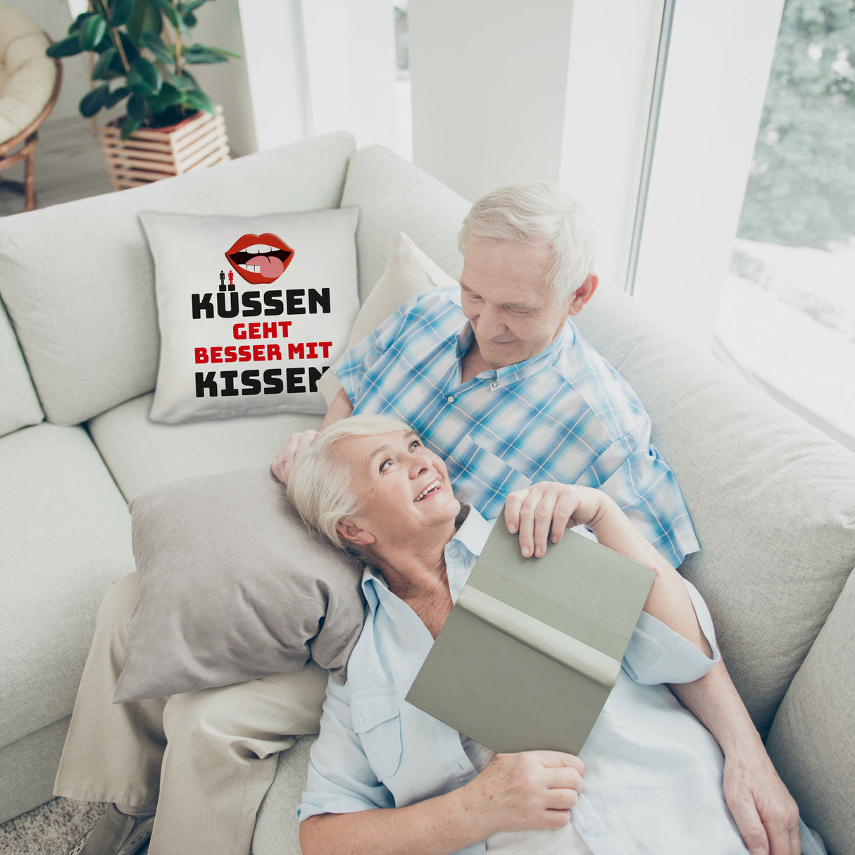 Romantisches Kissen mit Spruch Küssen geht besser mit Kissen