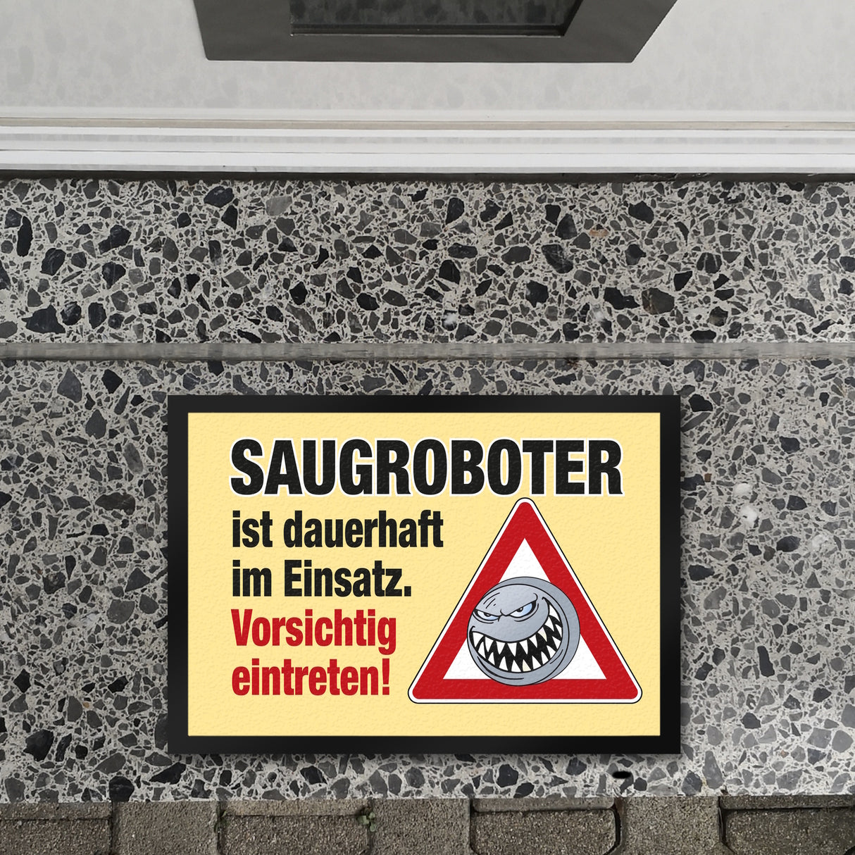 Saugroboter im Einsatz Fußmatte mit Spruch Vorsichtig eintreten!
