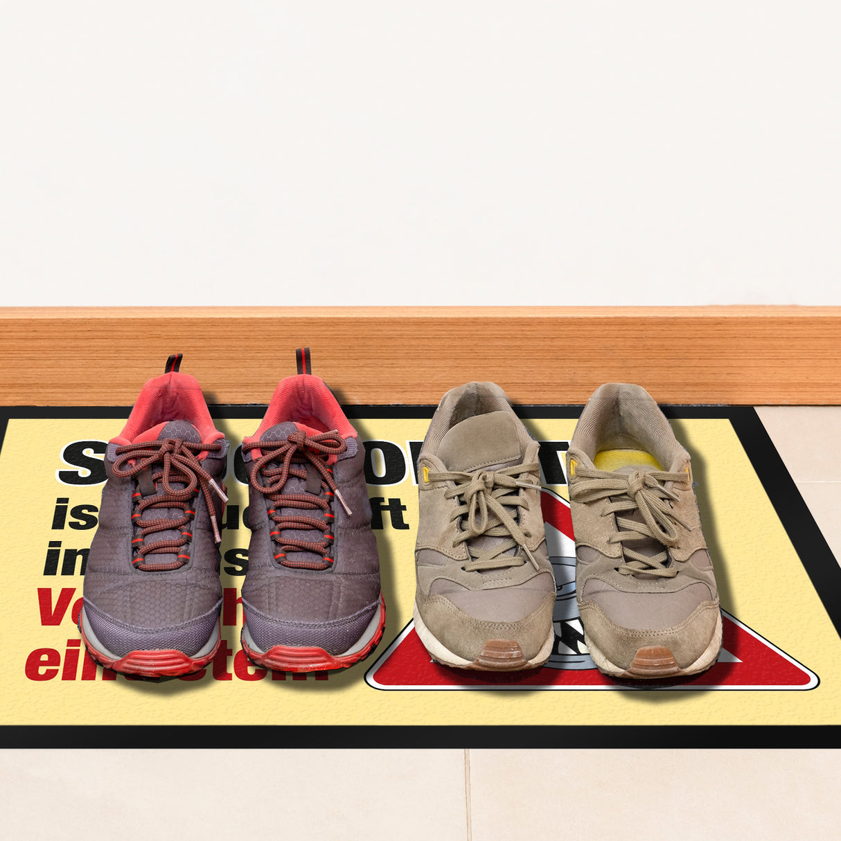 Saugroboter im Einsatz Fußmatte mit Spruch Vorsichtig eintreten!