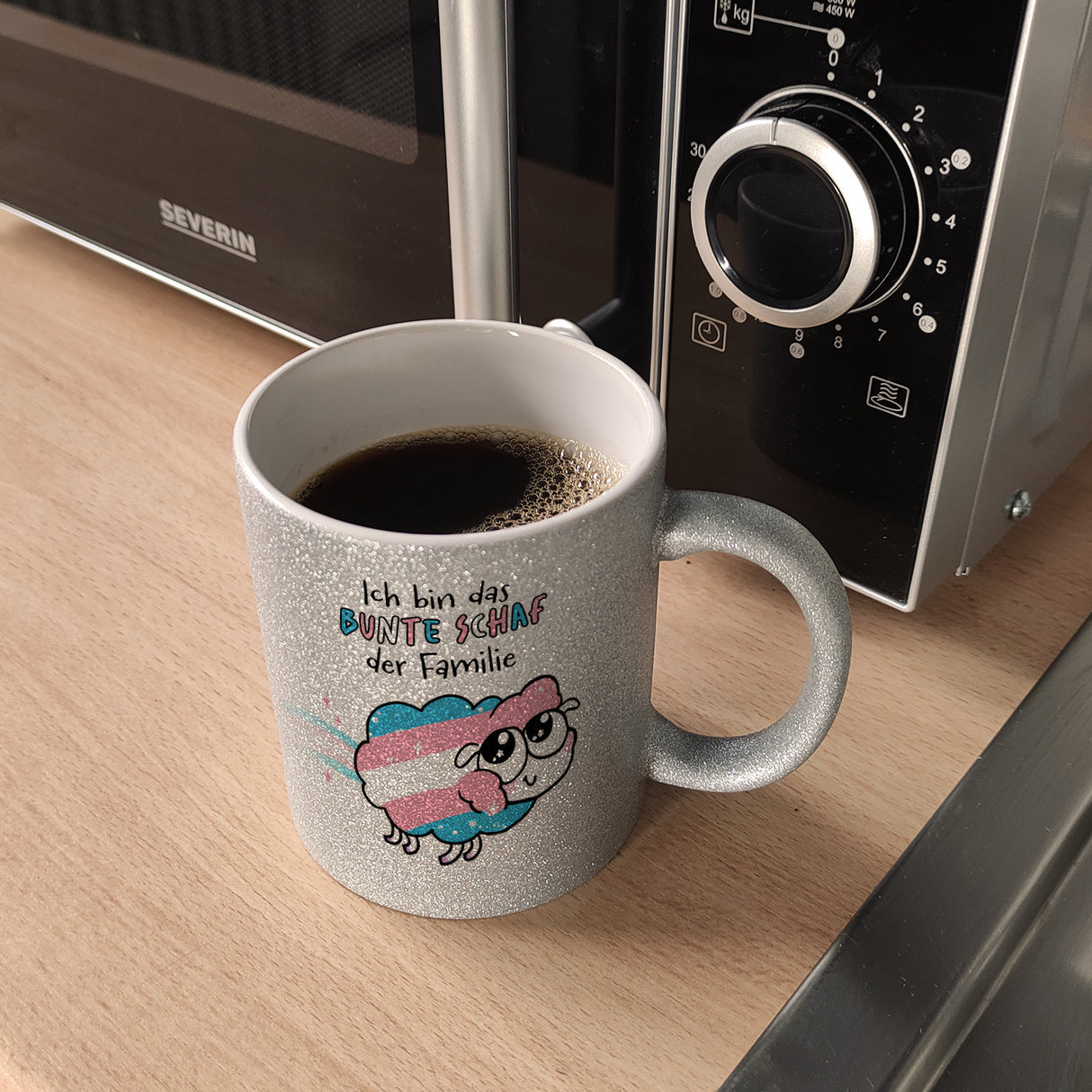 Das bunte Schaf der Familie in Pride-Farben Kaffeebecher mit Spruch