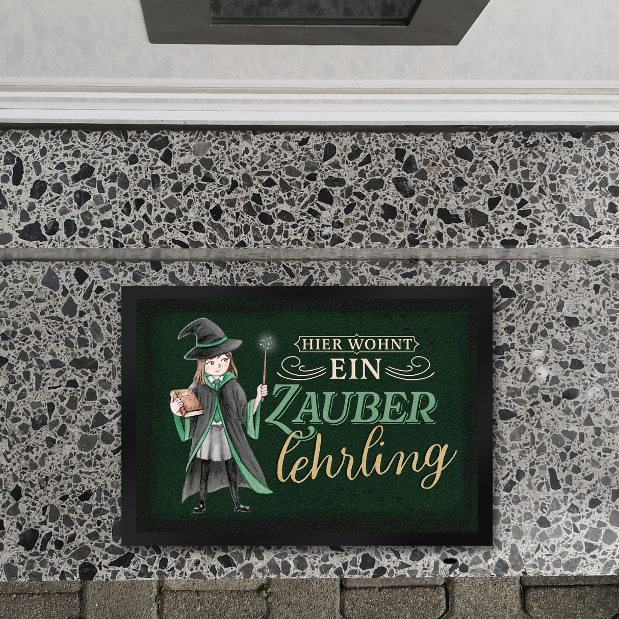 Zauberlehrling Fußmatte in 35x50 cm mit Zauberschülerin mit dunklem Hintergrund