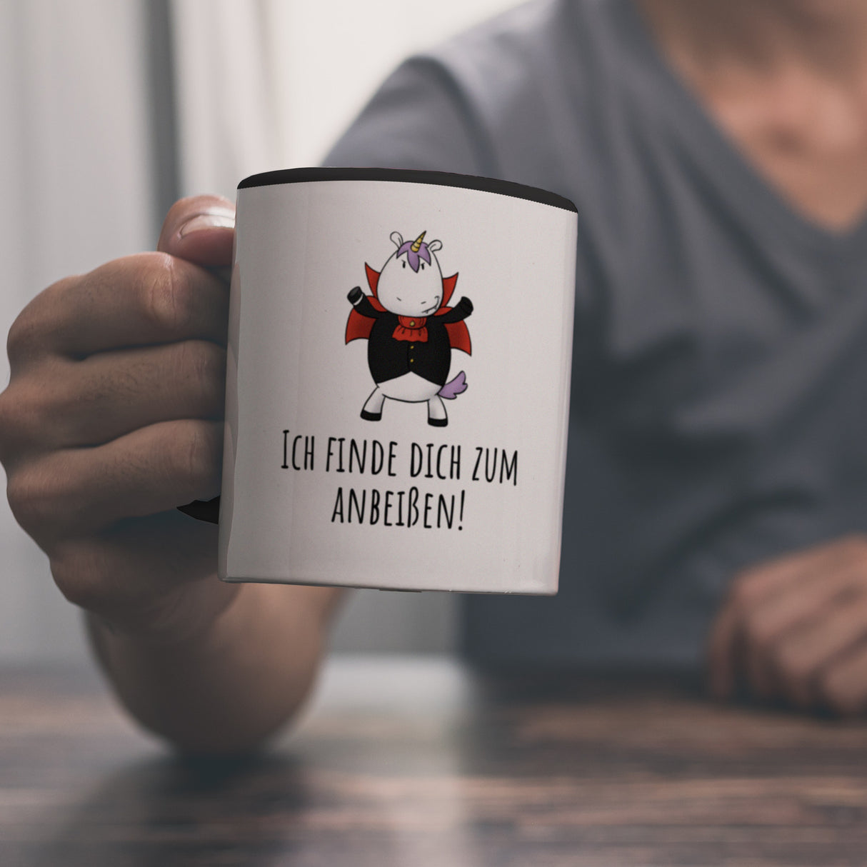 Einhorn-Vampir Kaffeebecher mit Spruch Ich finde dich zum Anbeißen