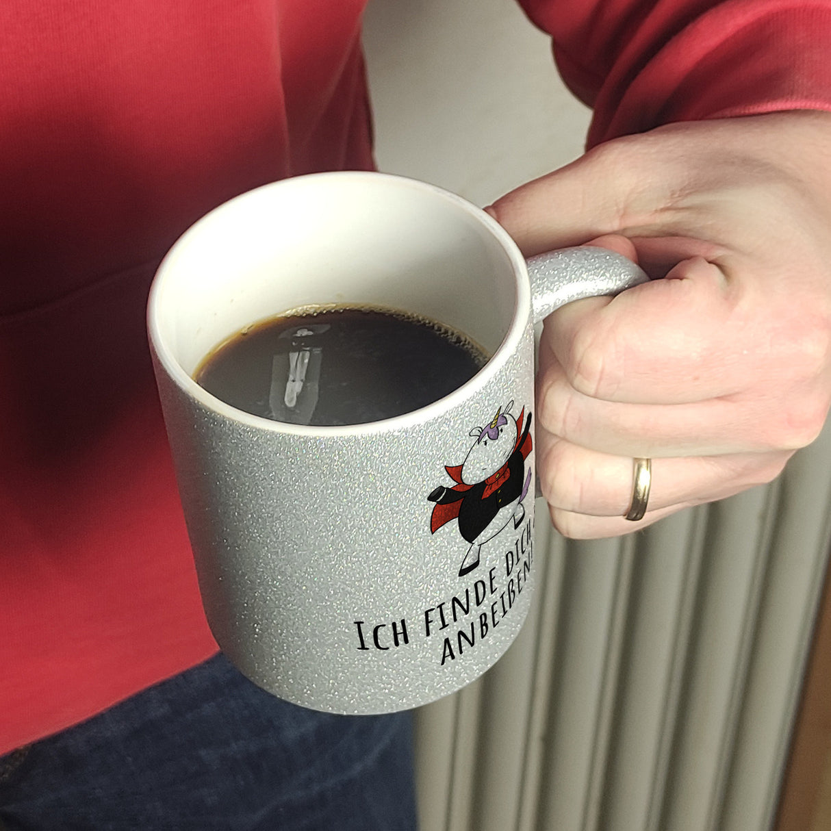 Einhorn-Vampir Kaffeebecher mit Spruch Ich finde dich zum Anbeißen