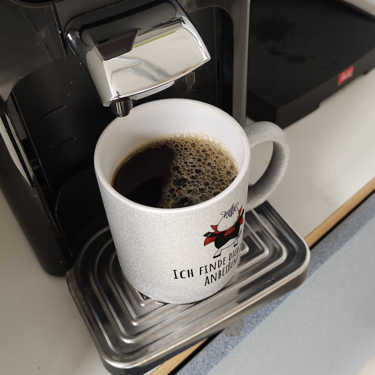 Einhorn-Vampir Kaffeebecher mit Spruch Ich finde dich zum Anbeißen