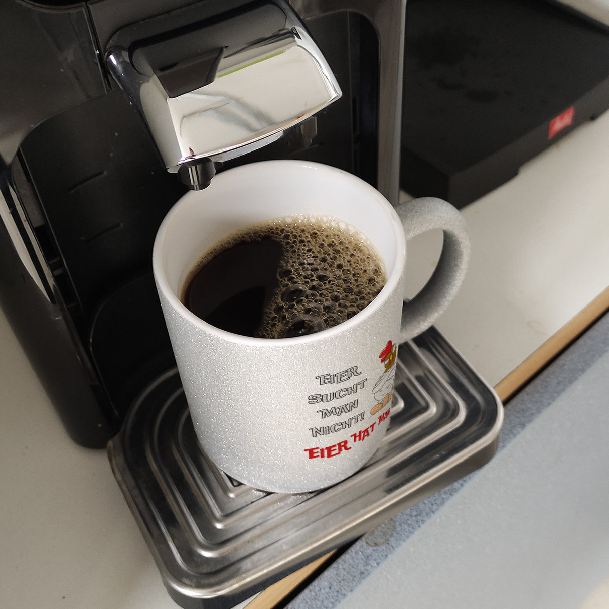 Huhn Kaffeebecher mit Spruch Eier sucht man nicht Eier hat man