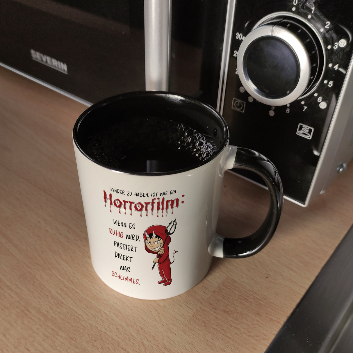Teufelchen Kaffeebecher mit Spruch Kinder zu haben ist wie ein Horrorfilm