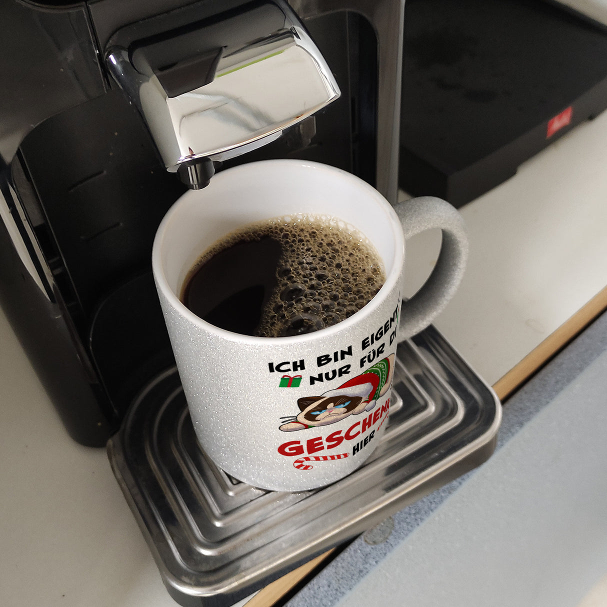 Grimmige Katze Kaffeebecher mit Spruch nur für die Geschenke hier