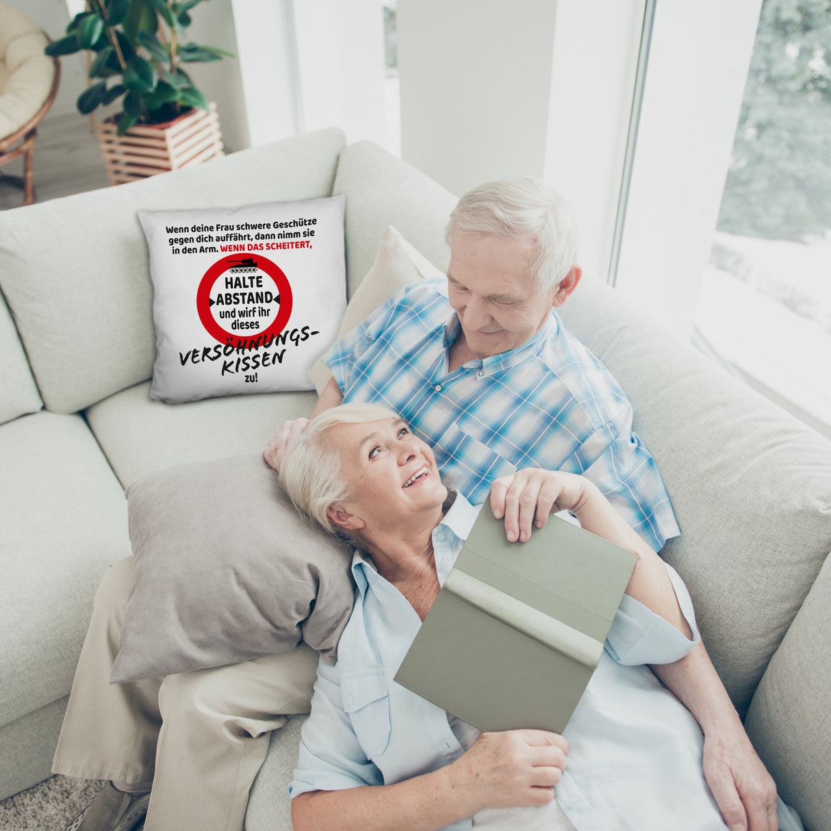 Ehe Kissen mit Warnsymbol und Spruch zum Thema Versöhnung für den Mann