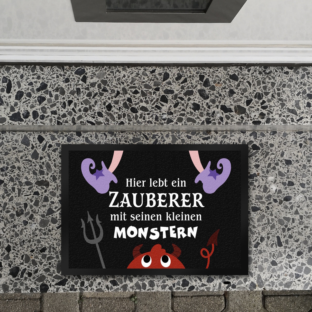 Monster Fußmatte in 35x50 cm mit Spruch Hier lebt eine Hexe