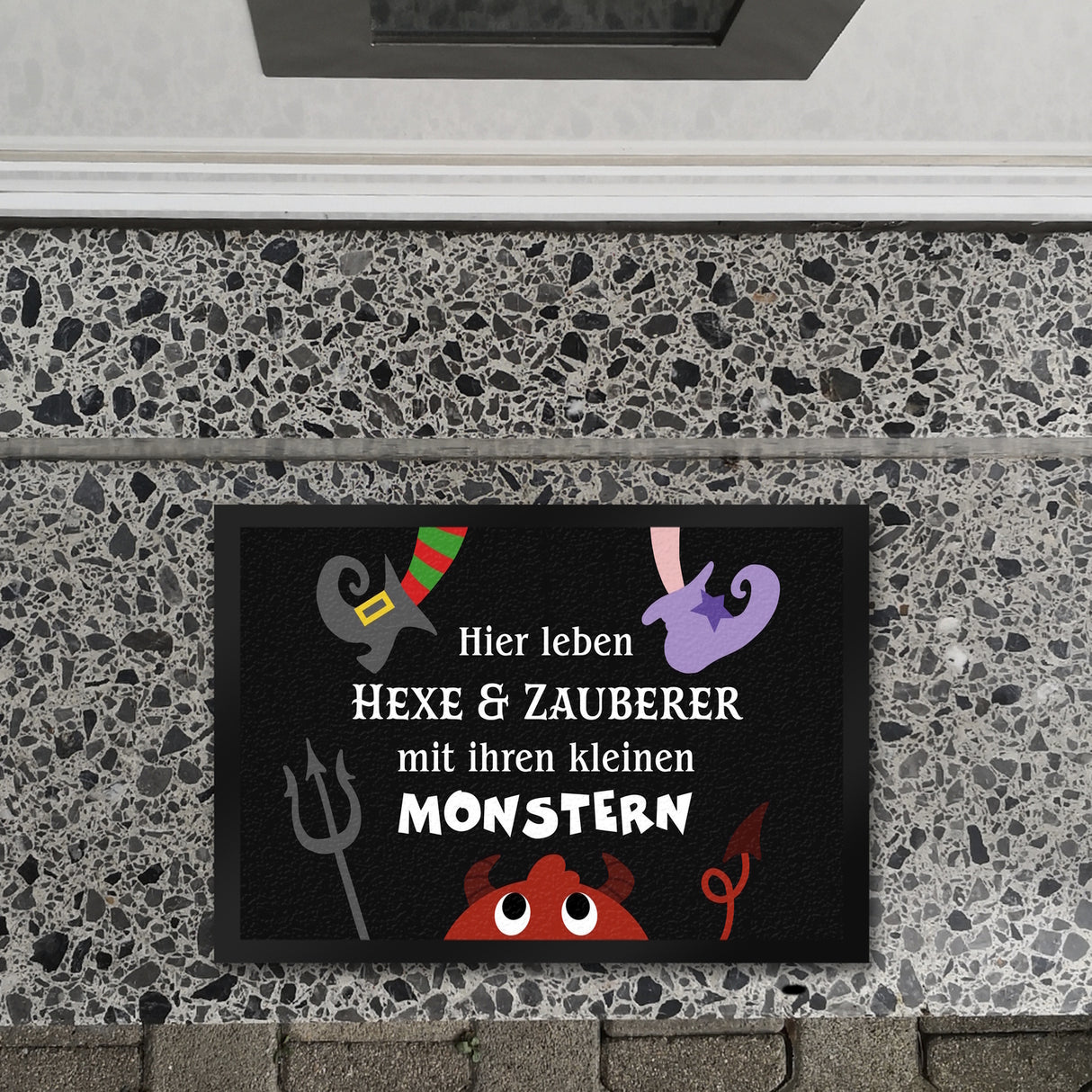 Monster Fußmatte in 35x50 cm mit Spruch Hier lebt eine Hexe