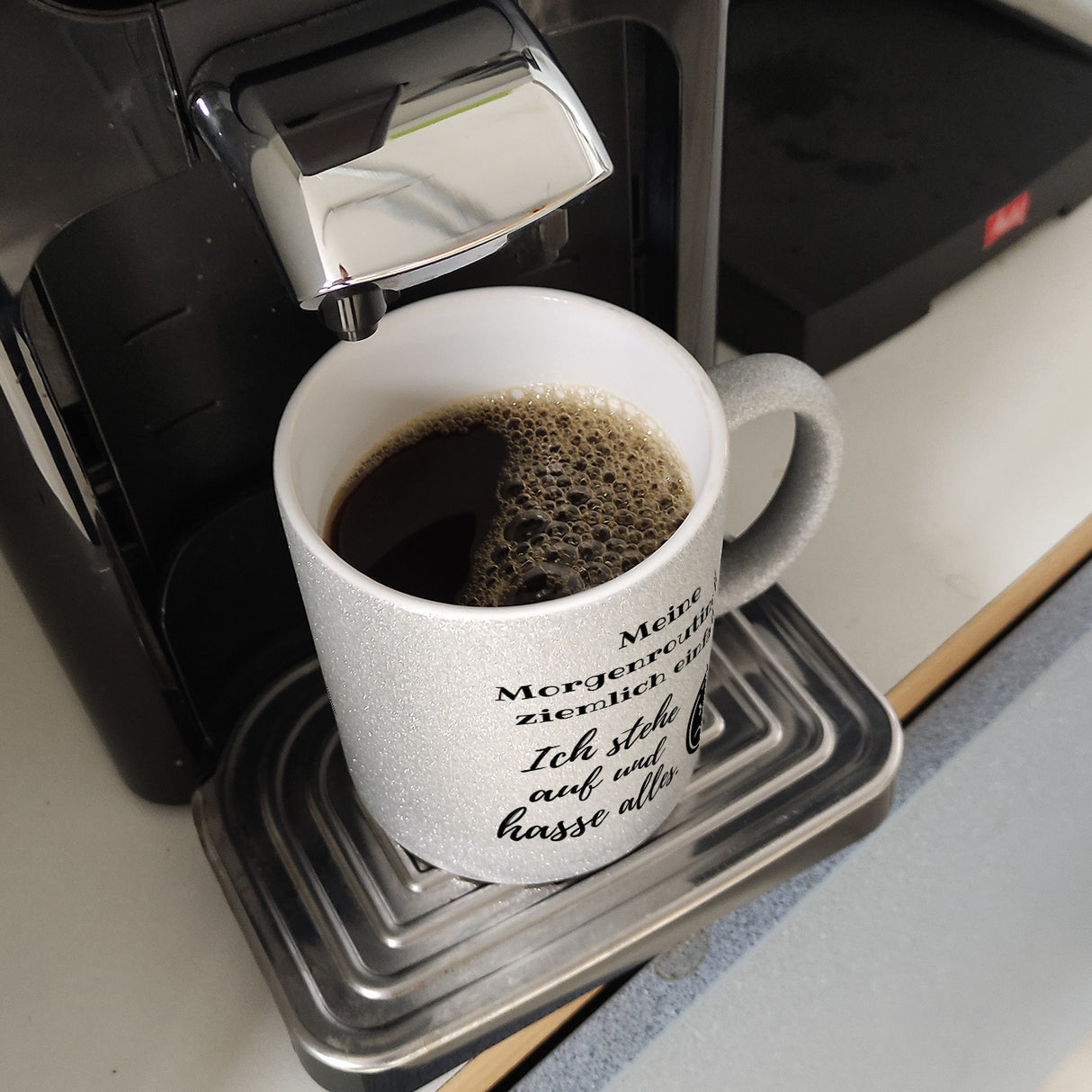 Morgenroutine Kaffeebecher mit Spruch Ich stehe auf und hasse alles