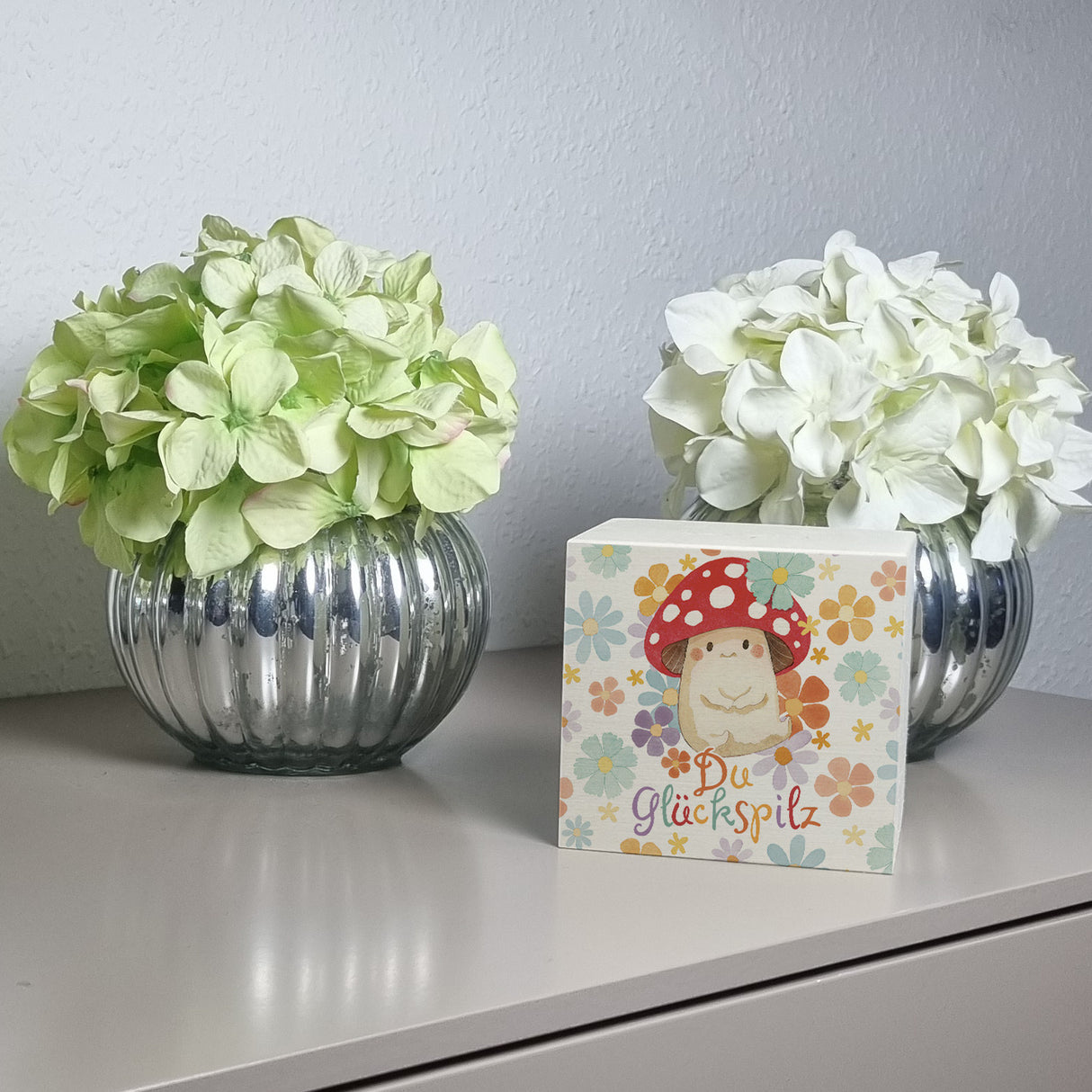Du Glückspilz Spardose mit Blumen Hintergrund