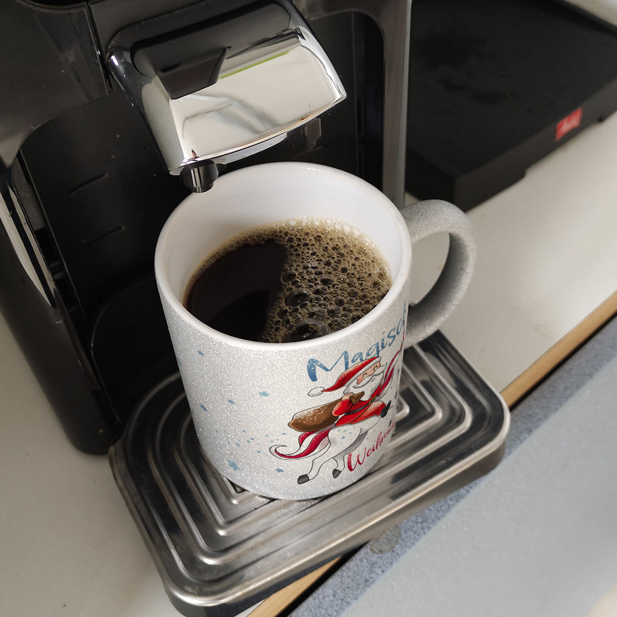 Weihnachtsmann auf Einhorn Kaffeebecher mit Spruch Magische Weihnachten
