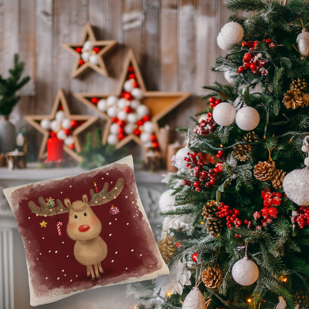 Rentier mit Weihnachtsschmuck Kissen mit rotem Hintergrund