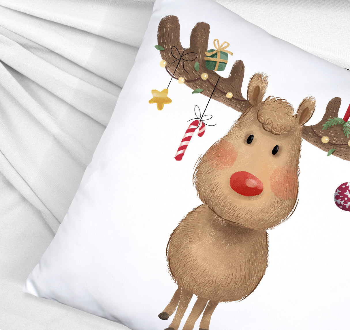Rentier mit Weihnachtsschmuck Kissen mit rotem Hintergrund