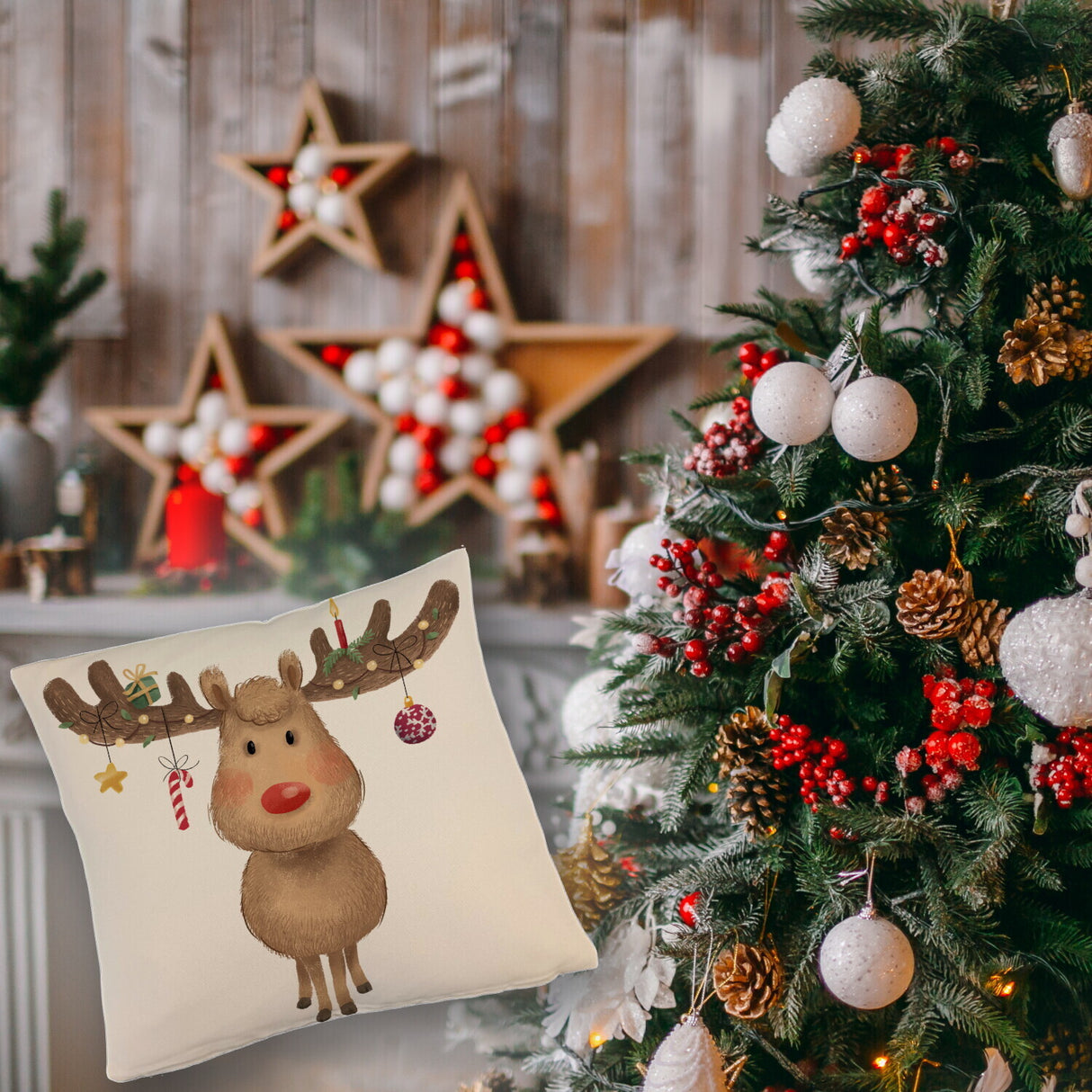 Rentier mit Weihnachtsschmuck Kissen mit rotem Hintergrund