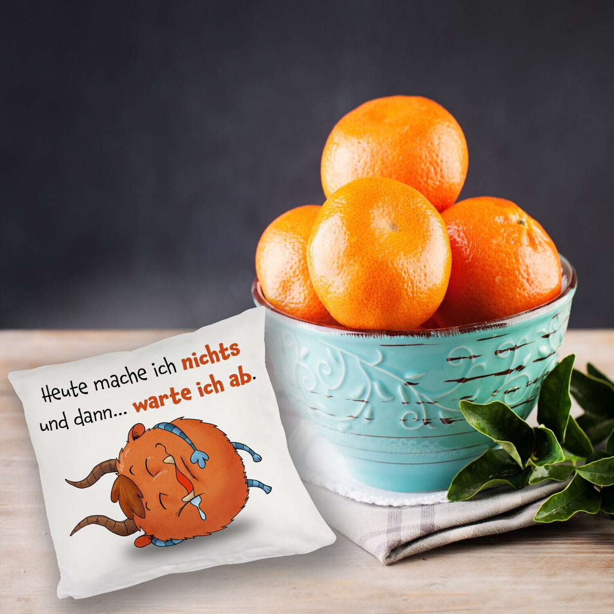 Freches Monster in dunkelrot Kissen mit lustigem Spruch