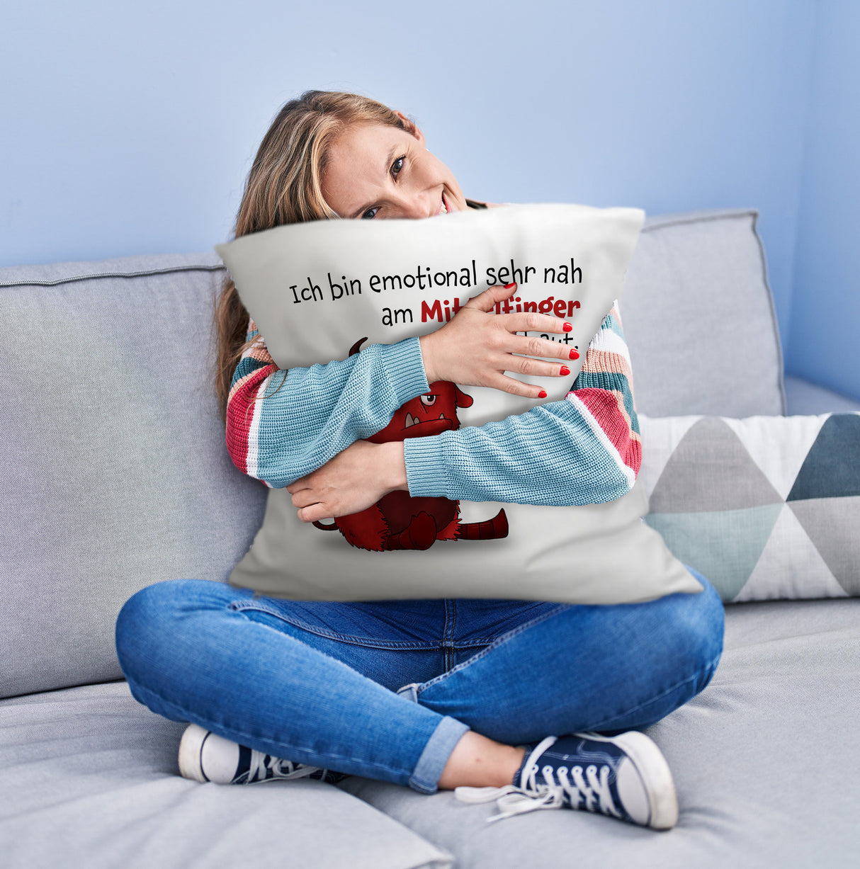 Freches Monster in dunkelrot Kissen mit lustigem Spruch