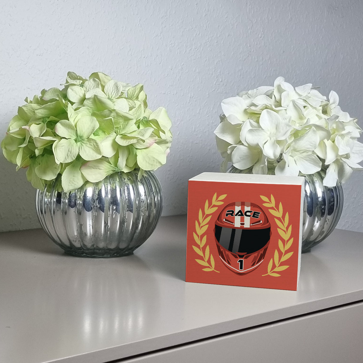 Motorsport-Helm Spardose mit Siegerkranz