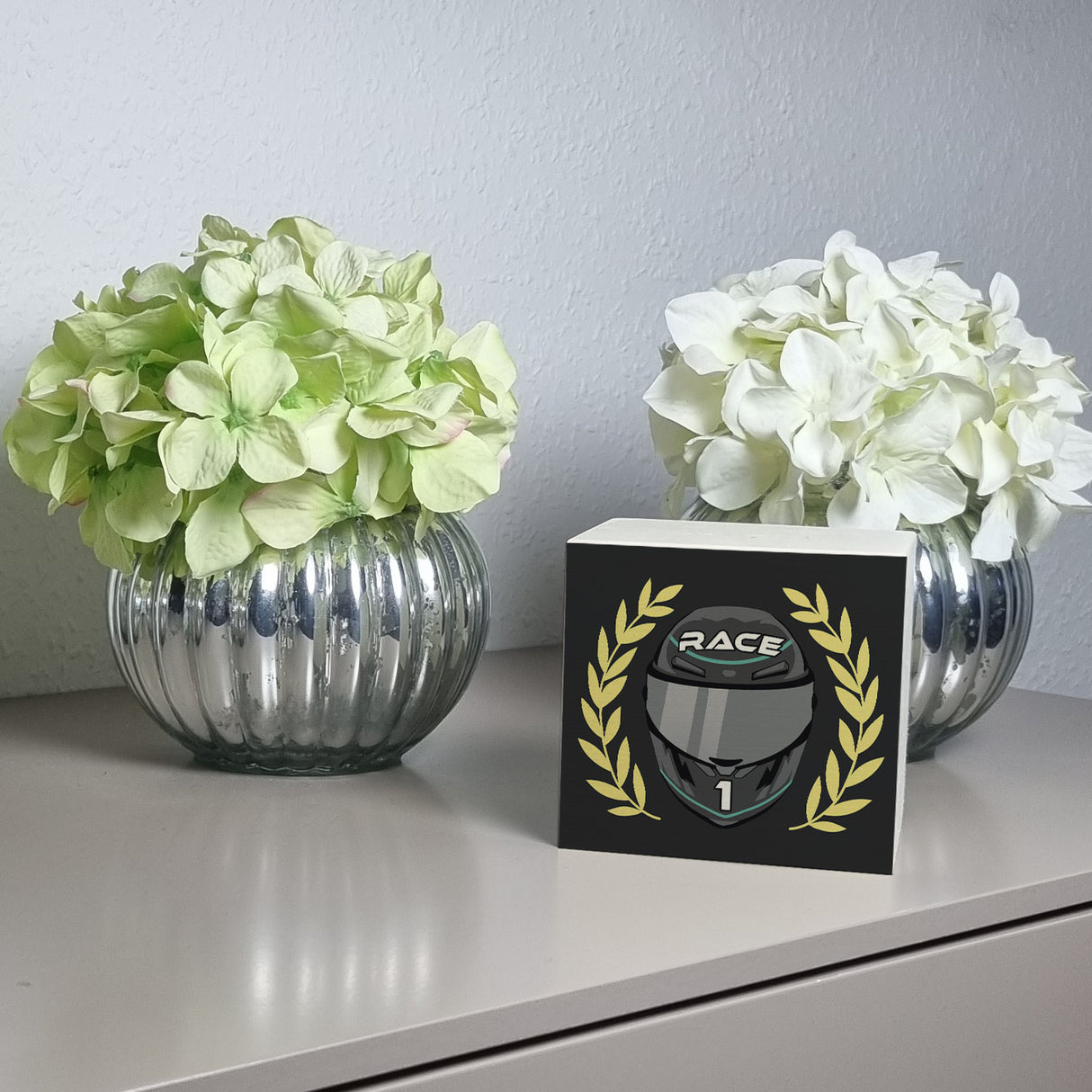 Motorsport-Helm Spardose mit Siegerkranz