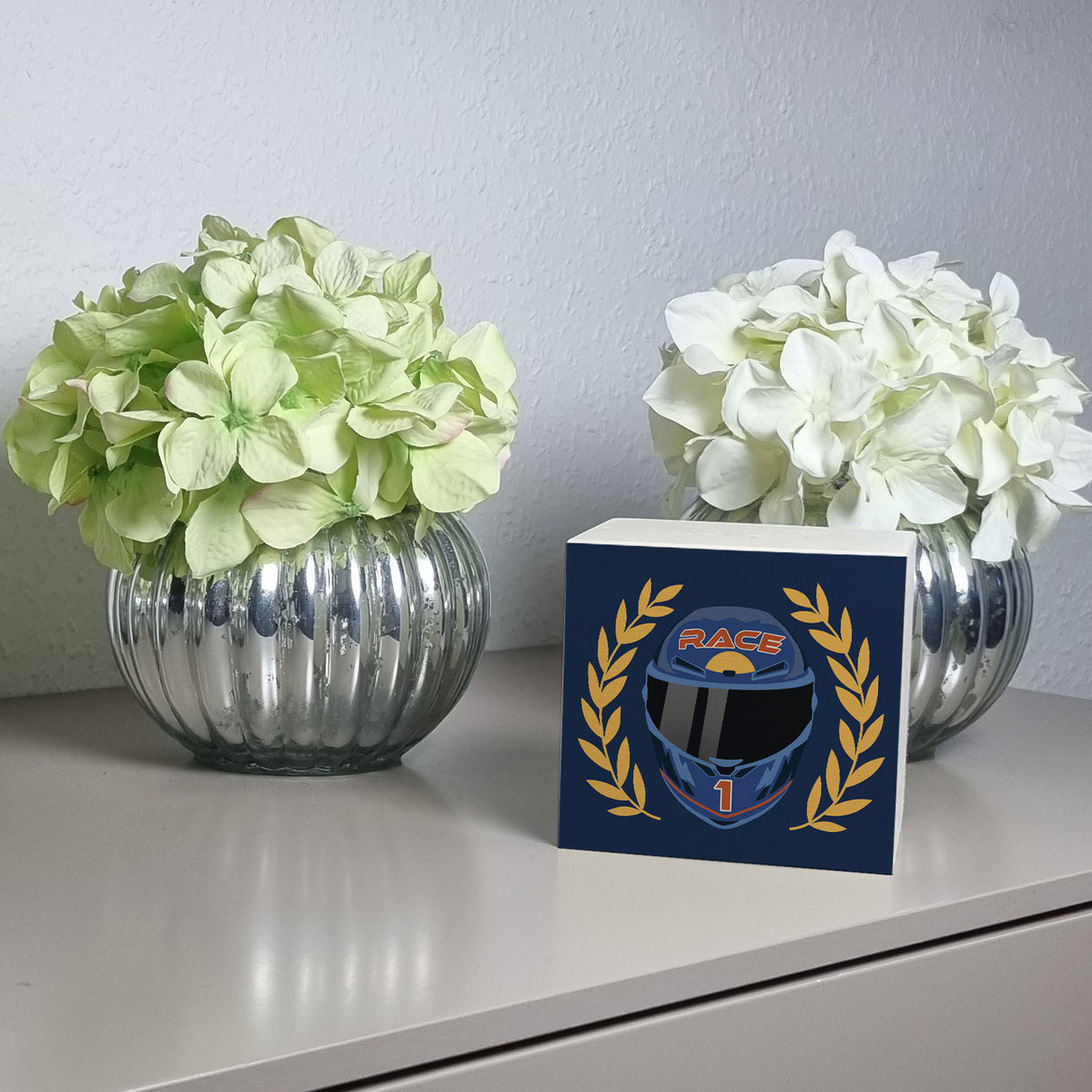 Motorsport-Helm Spardose mit Siegerkranz