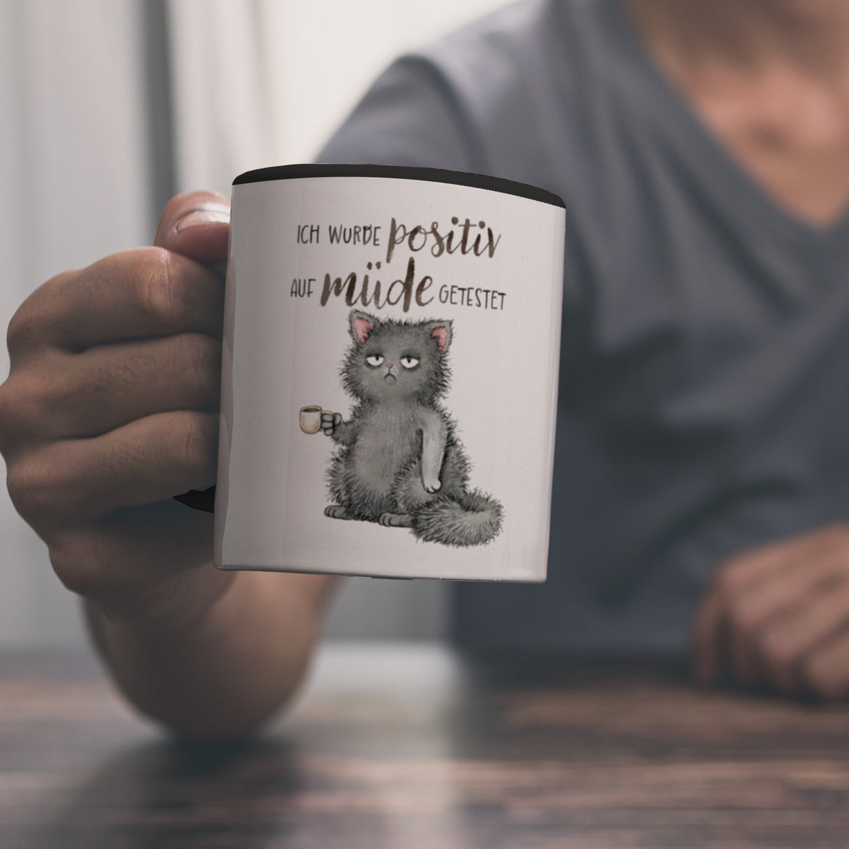 Katze mit Tasse Kaffeebecher mit Spruch positiv auf müde getestet