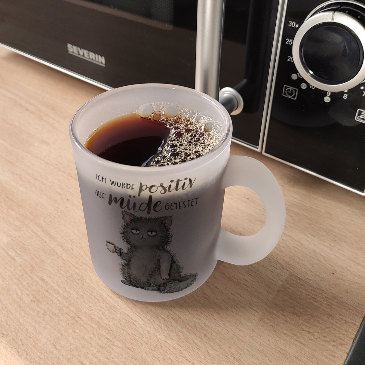 Katze mit Tasse Kaffeebecher mit Spruch positiv auf müde getestet