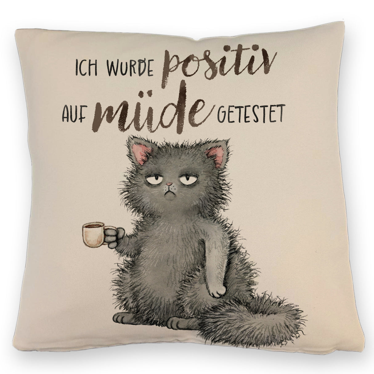 Genervte Katze Kissen mit Spruch positiv auf müde getestet