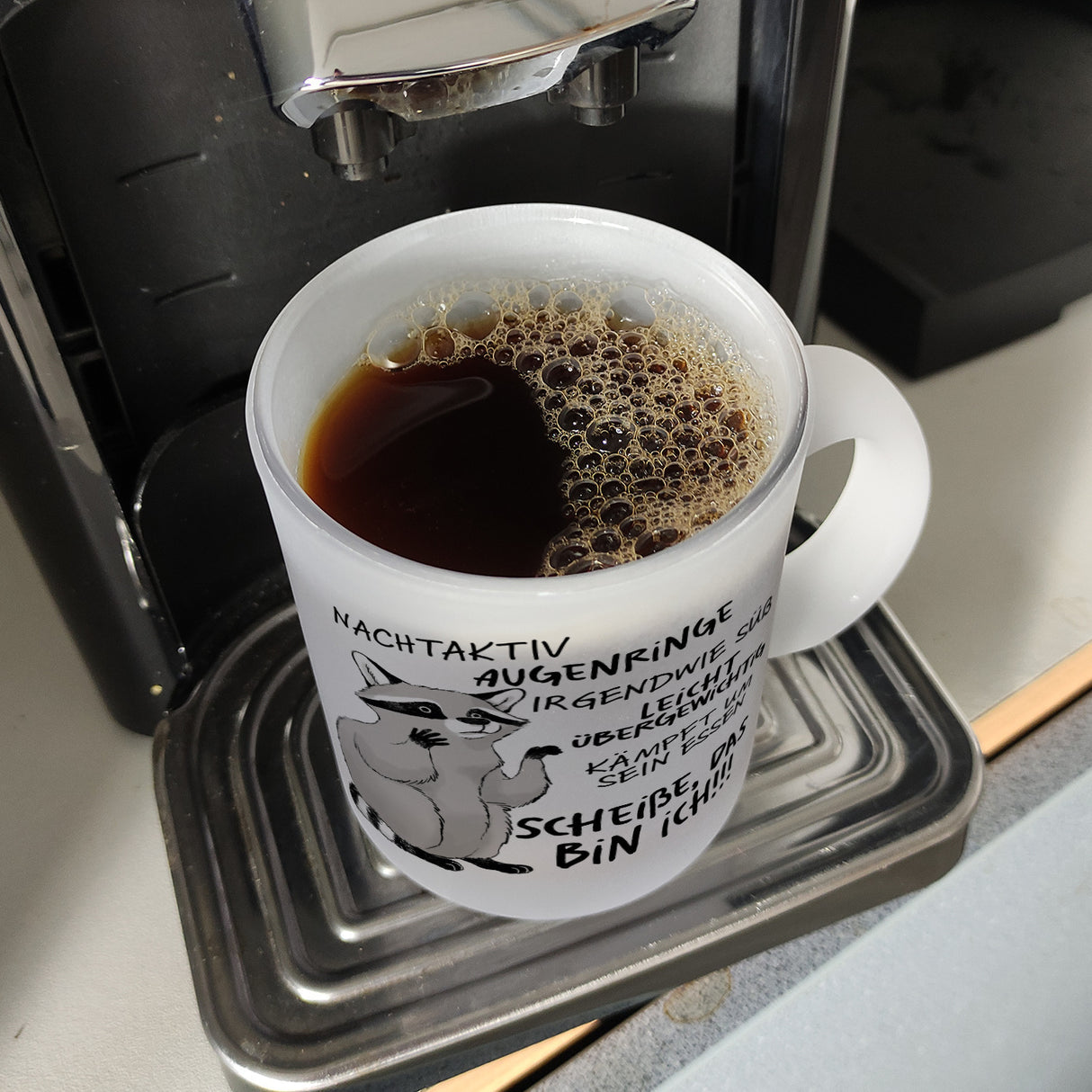 Ironischer Waschbär Kaffeebecher mit Spruch Scheiße das bin ich