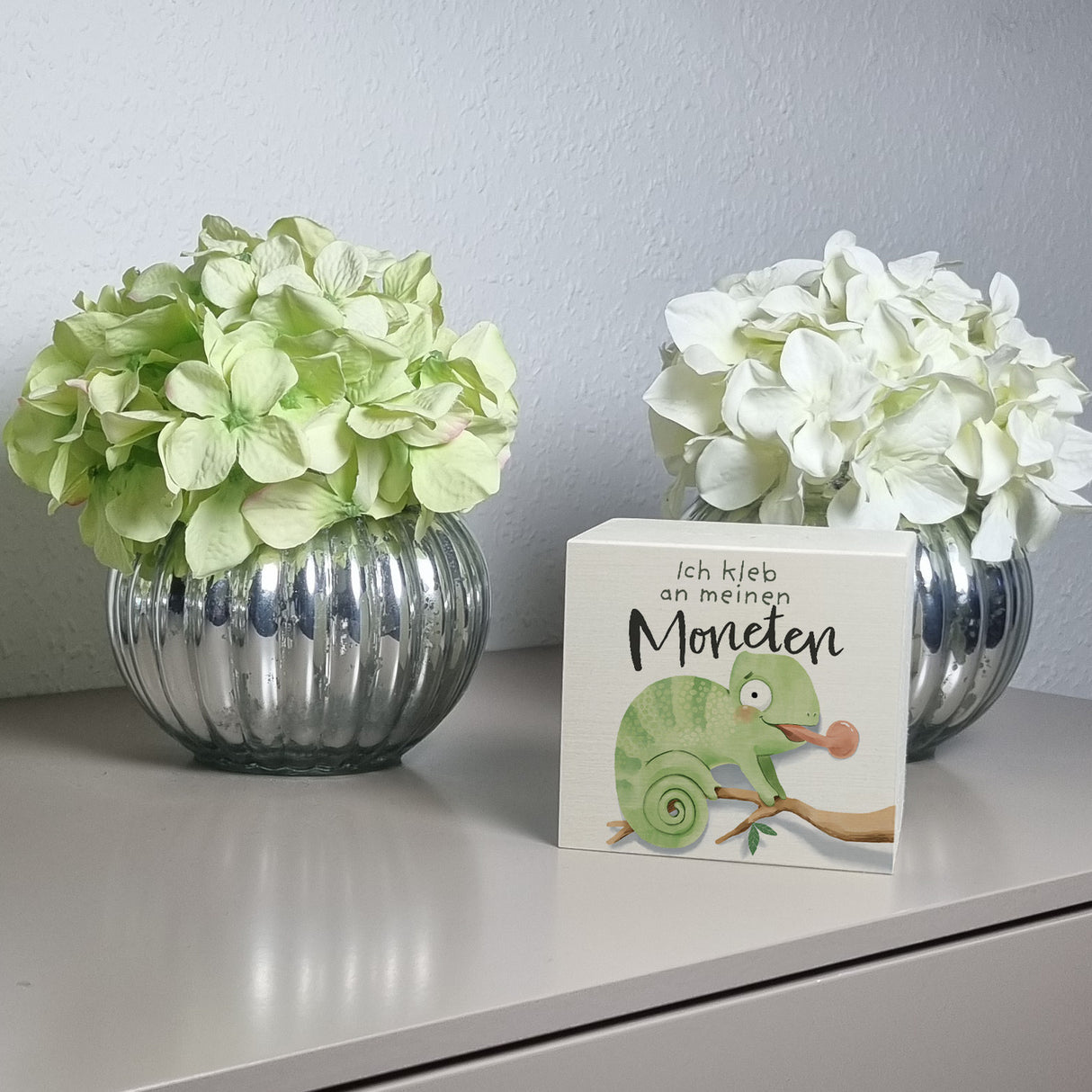 Chamäleon Spardose mit Spruch Ich kleb an meinen Moneten