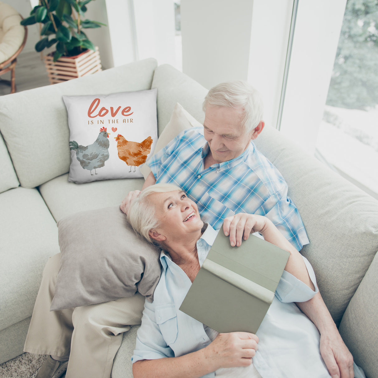 Hühner Kissen mit Spruch Love is in the air
