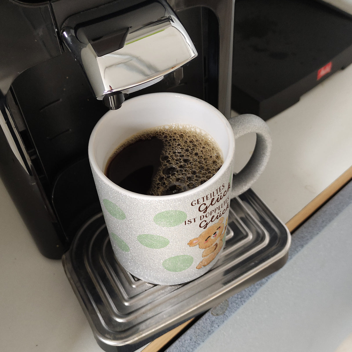 Bär Kaffeebecher mit Spruch Geteiltes Glück ist doppeltes Glück