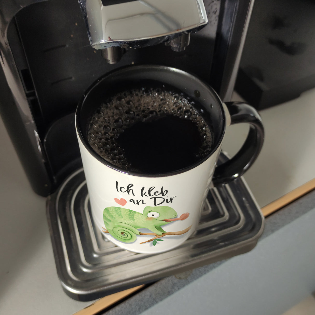 Chamäleon Kaffeebecher mit Spruch Ich kleb an dir