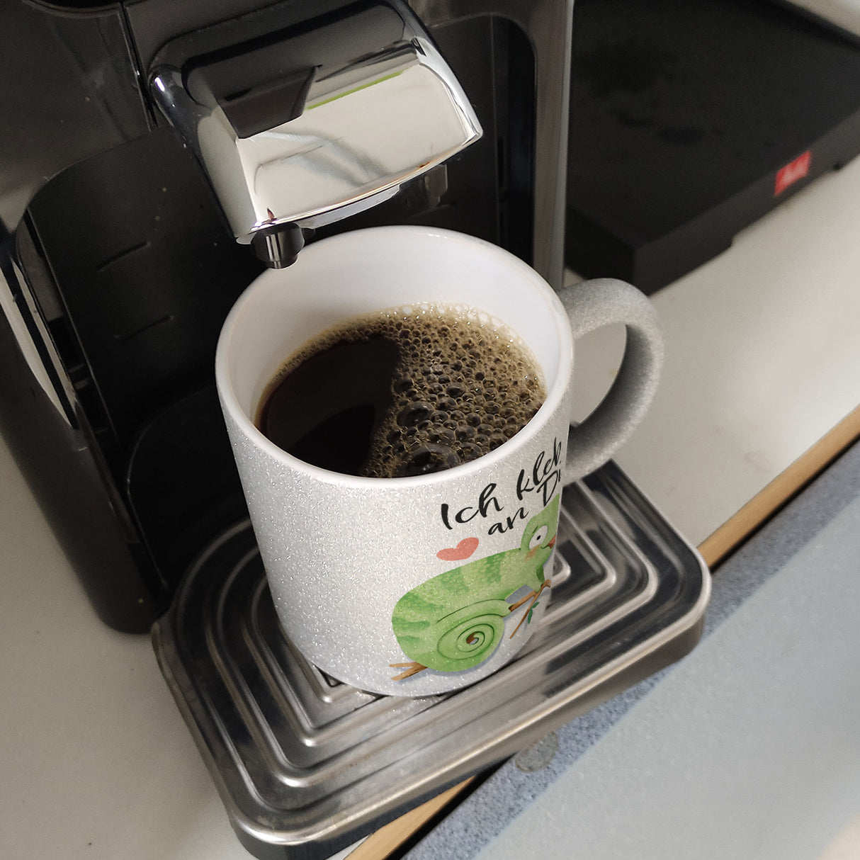 Chamäleon Kaffeebecher mit Spruch Ich kleb an dir