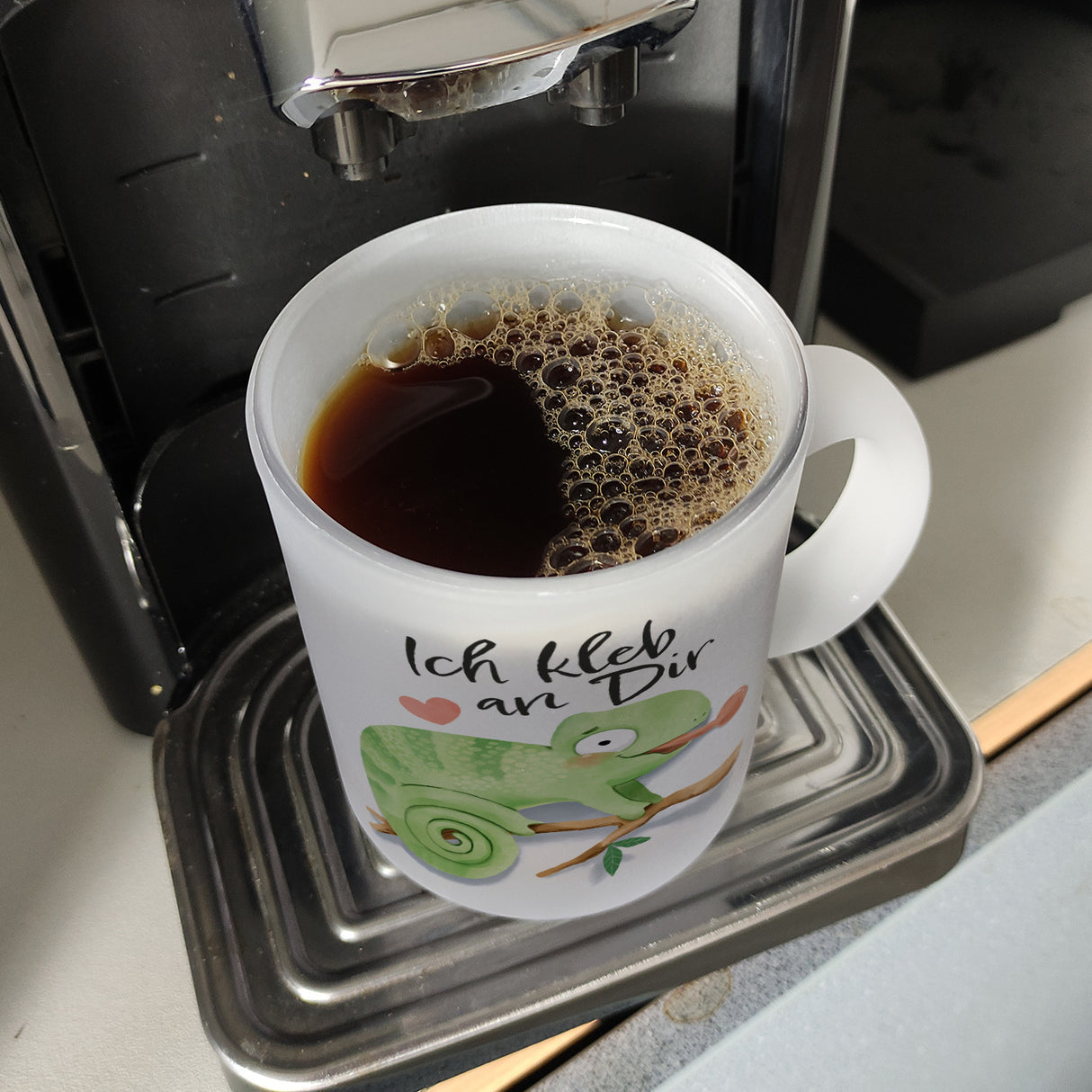 Chamäleon Kaffeebecher mit Spruch Ich kleb an dir