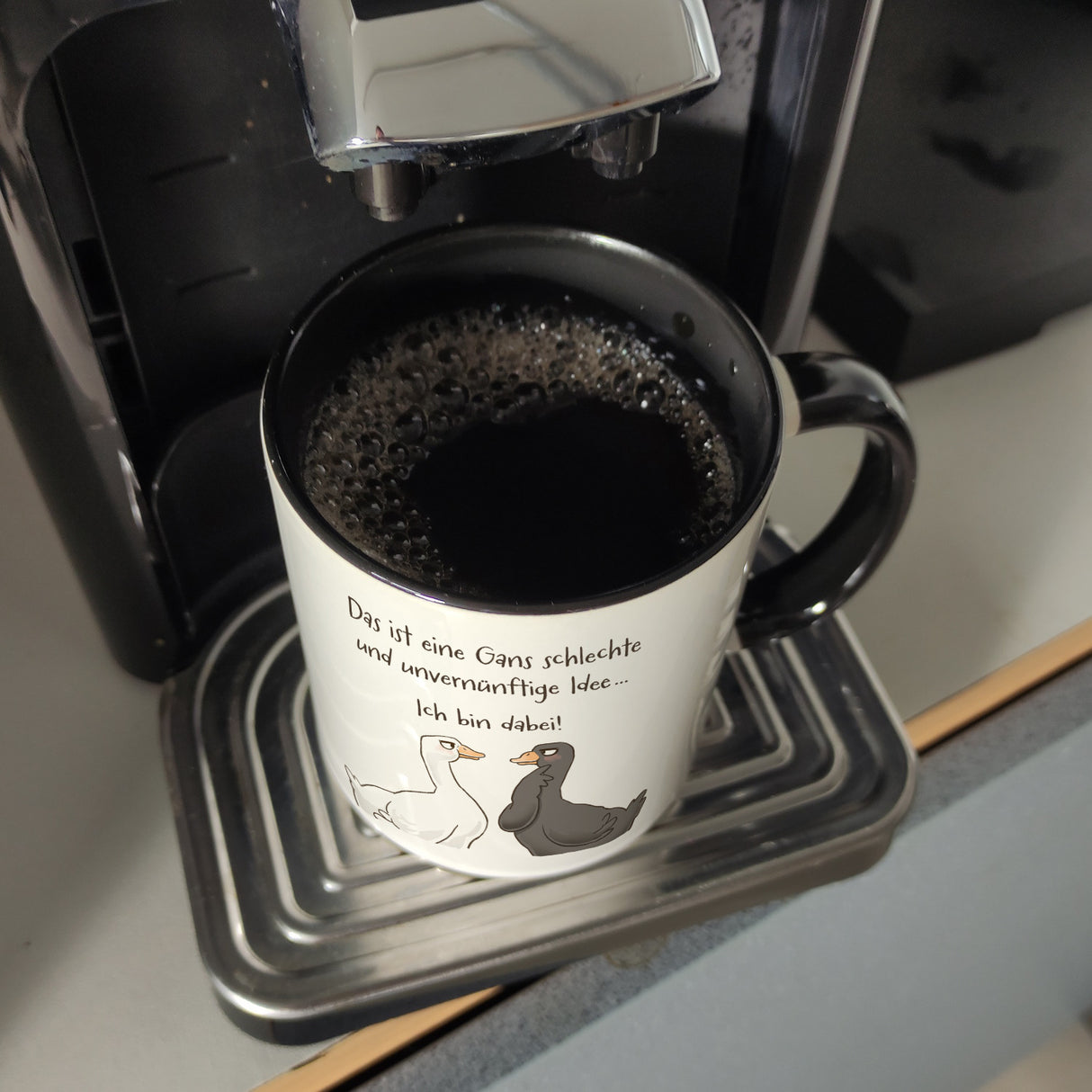 Gilbert die Gans Kaffeebecher mit Spruch Schlechte Idee - Bin dabei