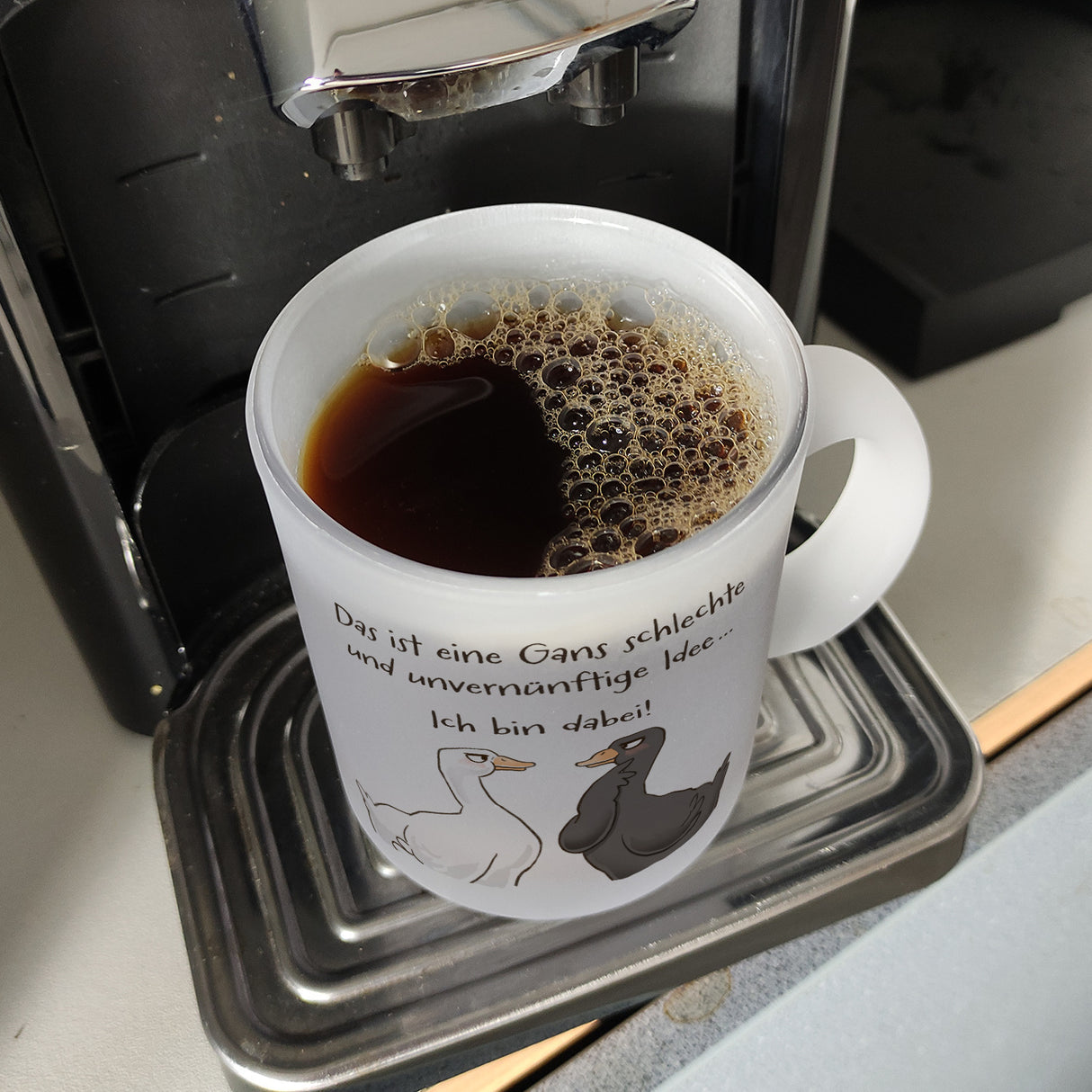 Gilbert die Gans Kaffeebecher mit Spruch Schlechte Idee - Bin dabei
