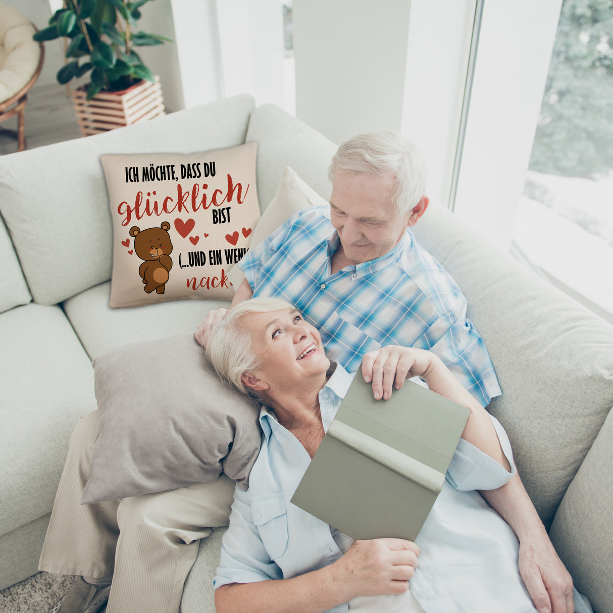 Knuddelbär Kissen mit Spruch Strebe nach Glück und Nacktheit