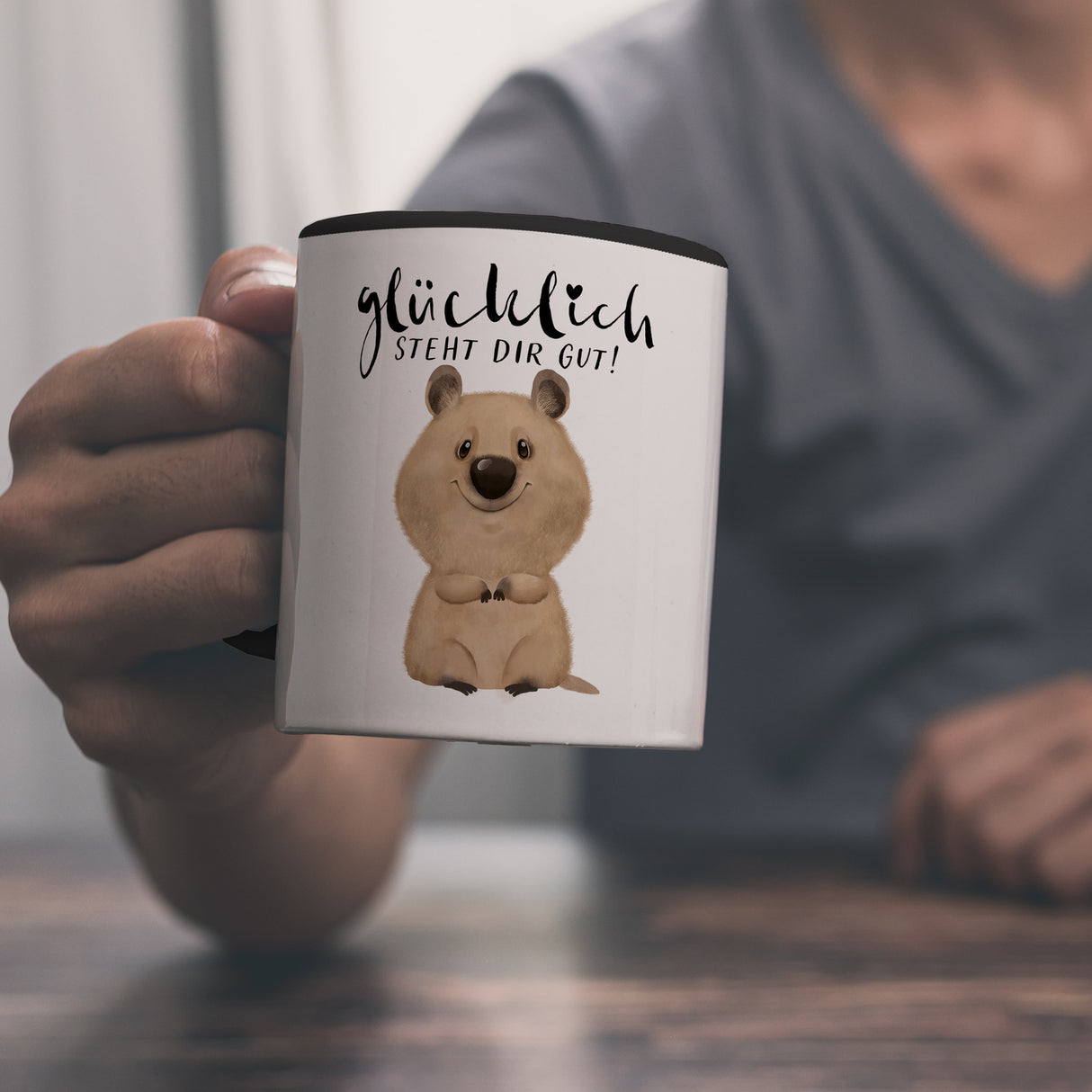 Quokka Kaffeebecher mit Spruch Glücklich steht dir gut