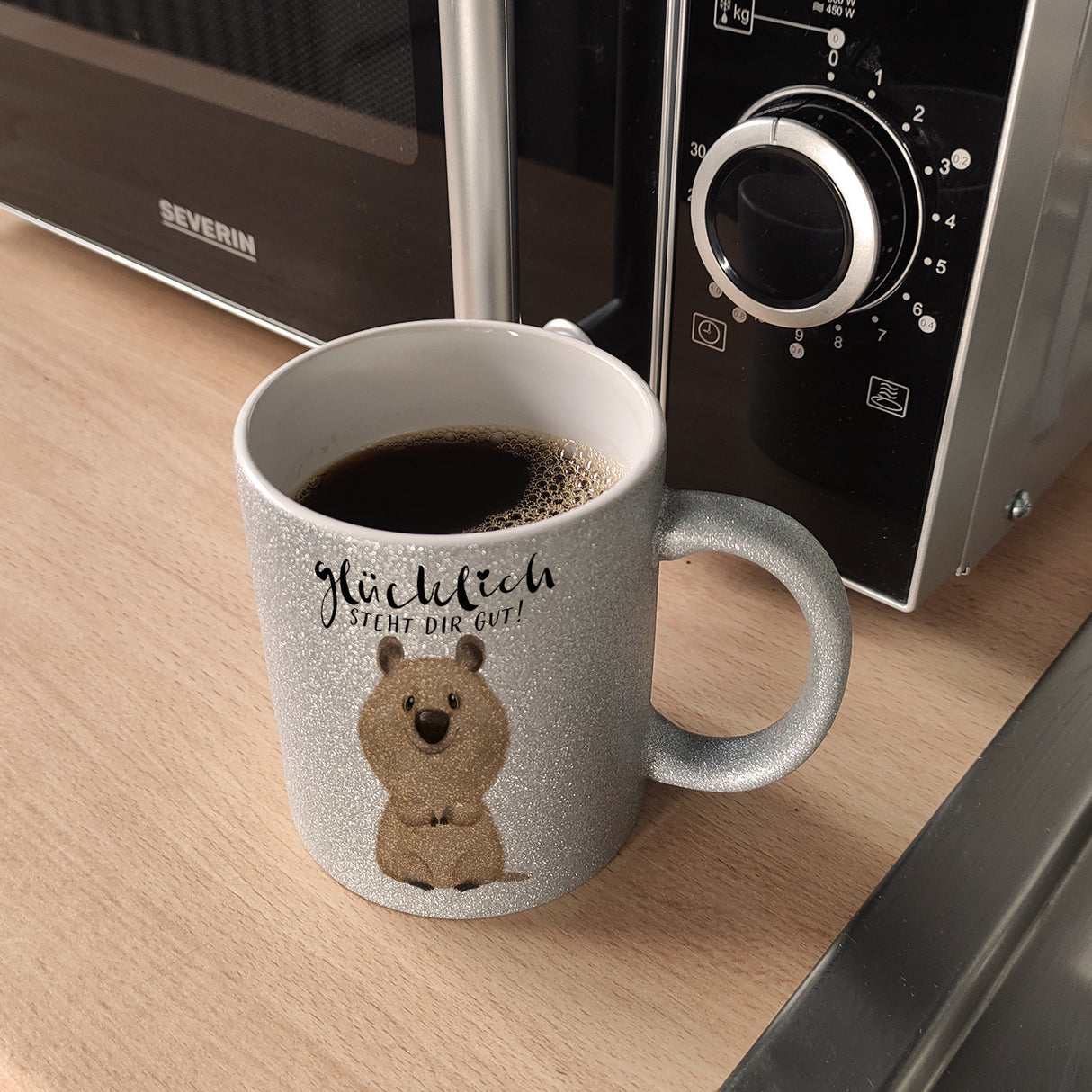 Quokka Kaffeebecher mit Spruch Glücklich steht dir gut