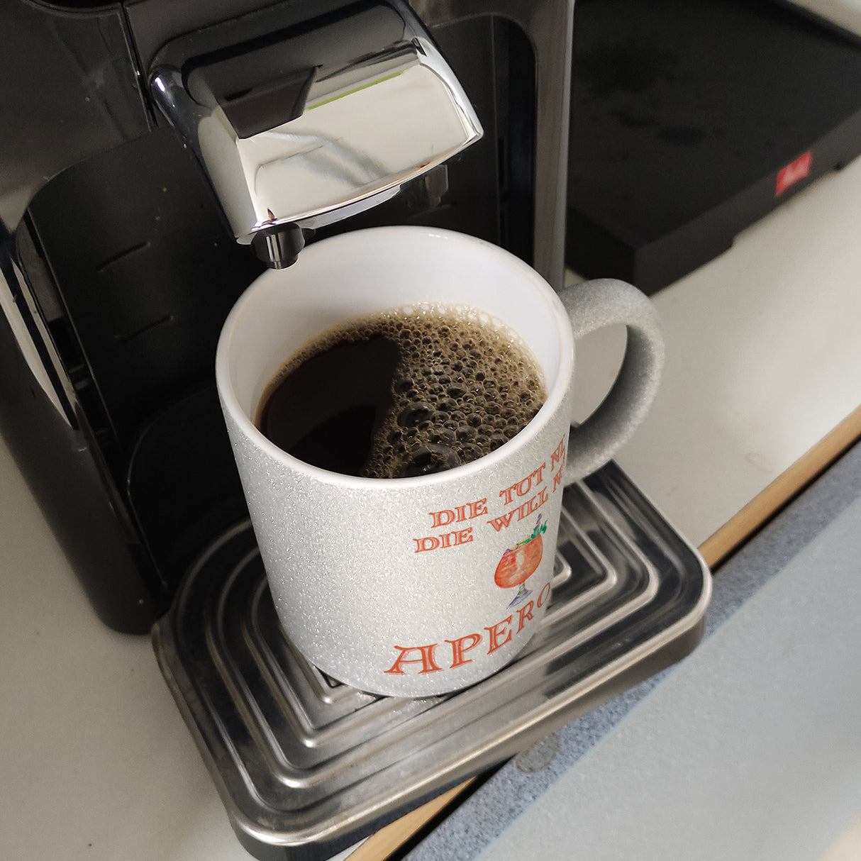 Aperol Kaffeebecher mit Spruch Die tut nix die will nur Aperol